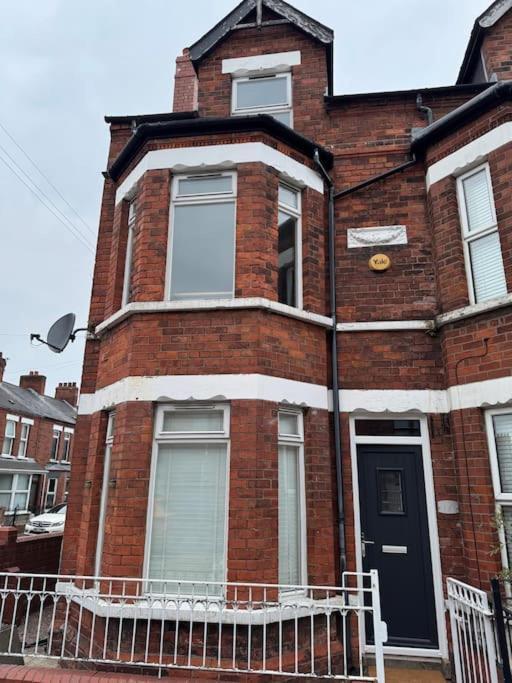 Stylish, Spacious And Central 4 Bedroom House ベルファスト エクステリア 写真