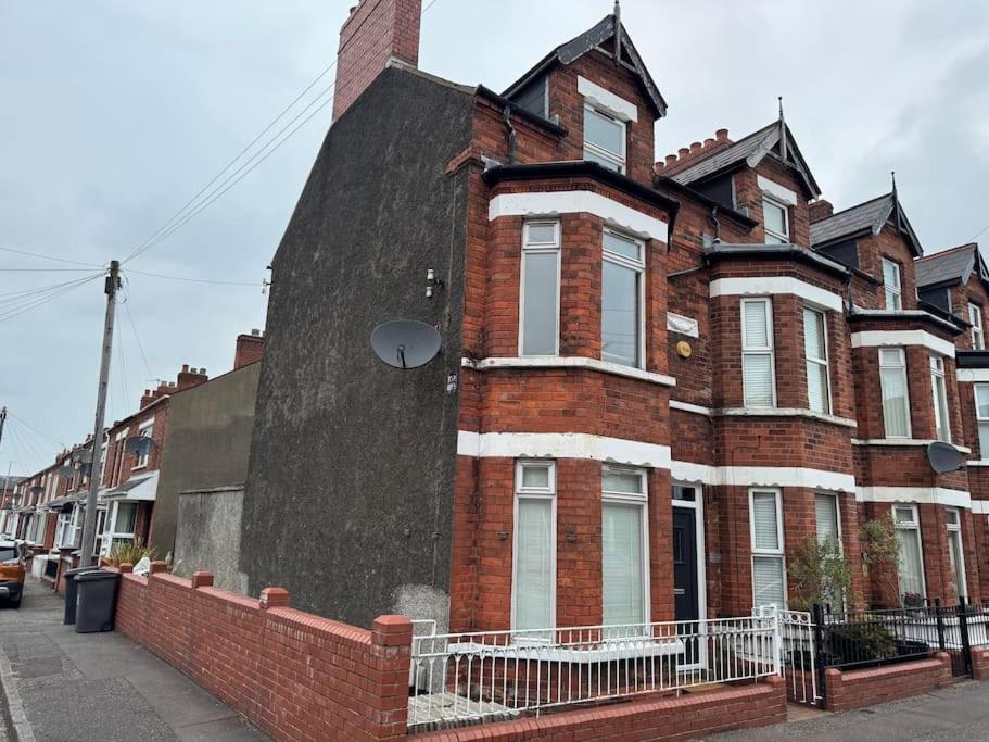 Stylish, Spacious And Central 4 Bedroom House ベルファスト エクステリア 写真